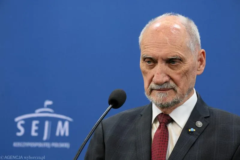 Kim jest postać, która gra macierewicza w polityce?